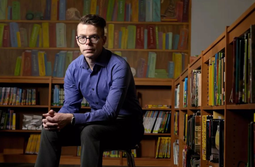 Bibliotecarios enfrentan sanciones, incluso prisión, por libros prohibidos en escuelas de EEUU