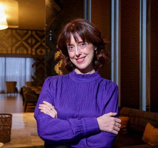 “Muchos peligros que traen las pantallas los contrarrestan los libros”: Irene Vallejo