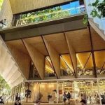 Un dúo de diseñadores españoles desvela los secretos de su galardonada biblioteca de Barcelona