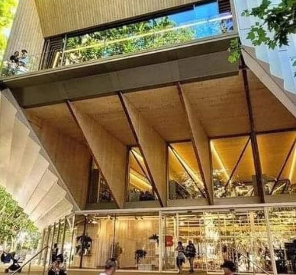 Un dúo de diseñadores españoles desvela los secretos de su galardonada biblioteca de Barcelona