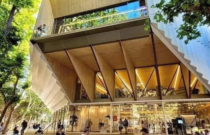 Un dúo de diseñadores españoles desvela los secretos de su galardonada biblioteca de Barcelona