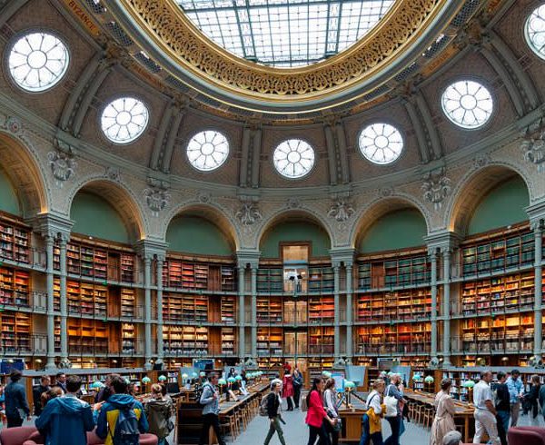 La Biblioteca Nacional de Francia pone en cuarentena cuatro libros bajo sospecha de contener una sustancia tóxica