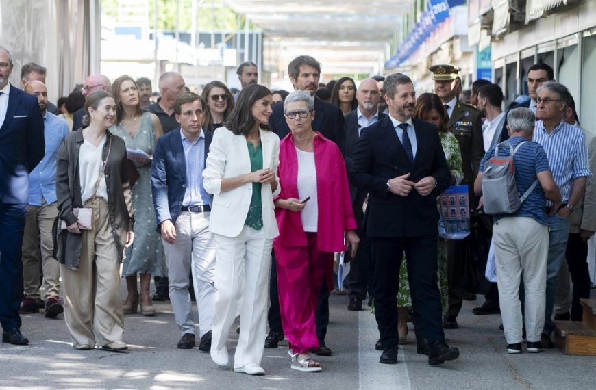 Letizia reina en la Feria del Libro: selfis, 22 regalos y el último título que ha leído