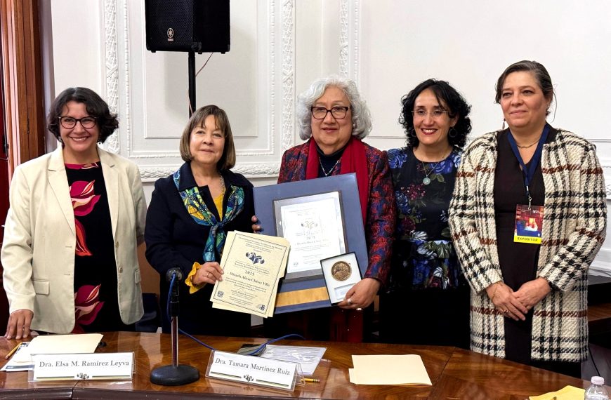 El Premio al Servicio Bibliotecario “Adolfo Rodríguez Gallardo” 2025 fue otorgado a la Dra. Micaela Alicia Chávez Villa, directora de la biblioteca de El Colmex.