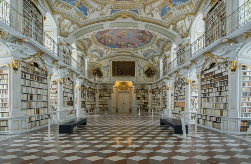 La joya del barroco europeo escondida en un monasterio: una impresionante biblioteca con frescos, esculturas y más de 70.000 libros