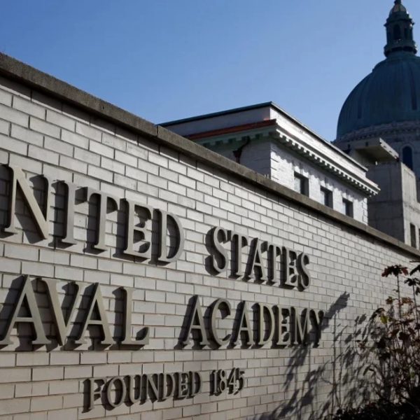 La Academia Naval retira de su biblioteca casi 400 libros sobre raza, género y sexualidad