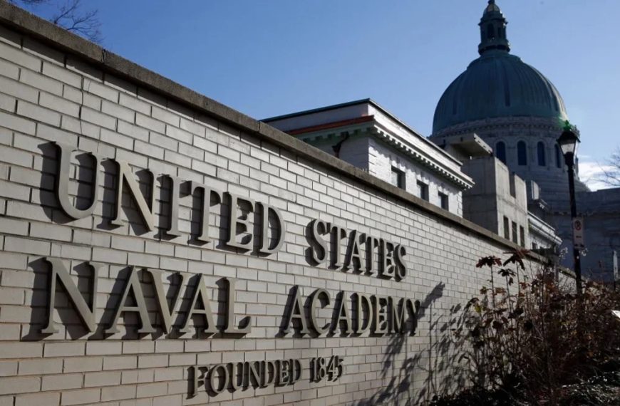 La Academia Naval retira de su biblioteca casi 400 libros sobre raza, género y sexualidad