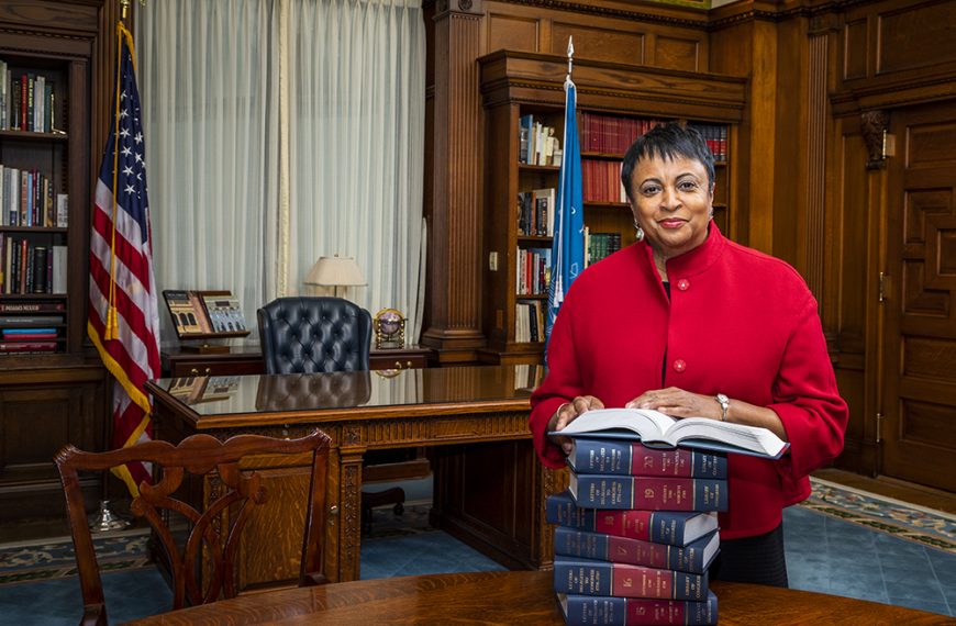 Trump despide a la bibliotecaria del Congreso de EEUU, Carla Hayden